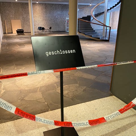 Im Foyer des Pforzheimer Schmuckmuseums steht hinter rot-weißem Absperrband ein Schild mit der Aufschrift "geschlossen" (Foto: SWR, Peter Lauber)