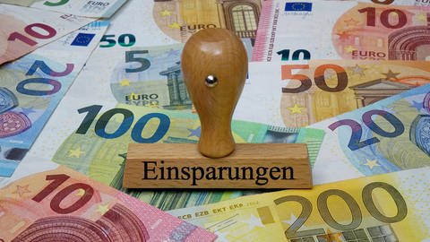 Karlsruhe muss zusätzlich 60 Millionenj Euro einsparen (Foto: IMAGO, IMAGO / Steinach)