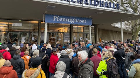 Vor der Eröffnung des Pfennigbasars tummeln sich dort zahlreiche Menschen (Foto: SWR, Rebekka Plies)