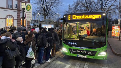 An der Bushaltestelle am Bahnhof Rastatt stehen viele Menschen, die in einen Bus wollen. (Foto: SWR)