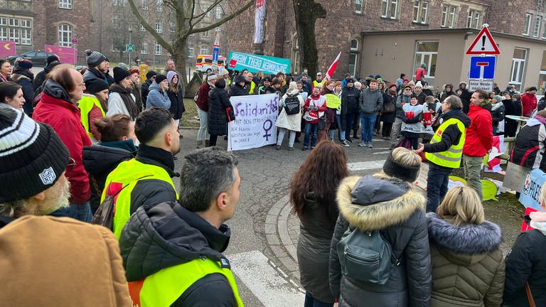 Streikende vor dem Klinkum Karlsruhe (Foto: SWR)