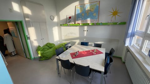 Zimmer mit Tisch, Stühlen und Sitzsäcken in der Kinder- und Jugendpsychiatrie in Karlsruhe (Foto: SWR, Felix Wnuck)