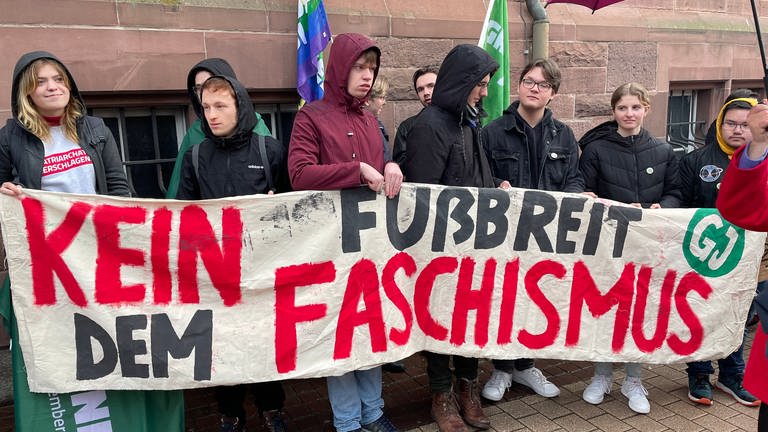 Menschen in Pforzheim demonstrieren mit Plakaten gegen Faschismus und Neonazis (Foto: SWR, Markus Bender)