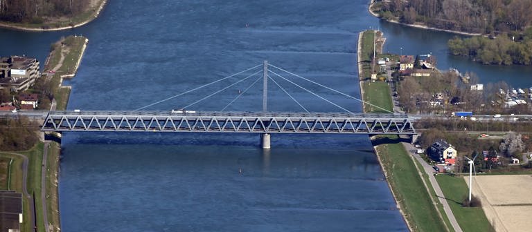 Die Rheinbrücke zwischen Wörth und Karlsruhe aus der Luft fotografiert - sie wurde 2019 umfassend saniert. (Foto: dpa Bildfunk, picture alliance/dpa | Uli Deck)