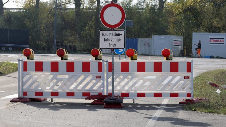 Wegen der Sanierung der B3 wird die Autobahnanschlussstelle Karlsruhe-Süd zwei Monate lang gesperrt.  (Foto: picture-alliance / Reportdienste, Picture Alliance)