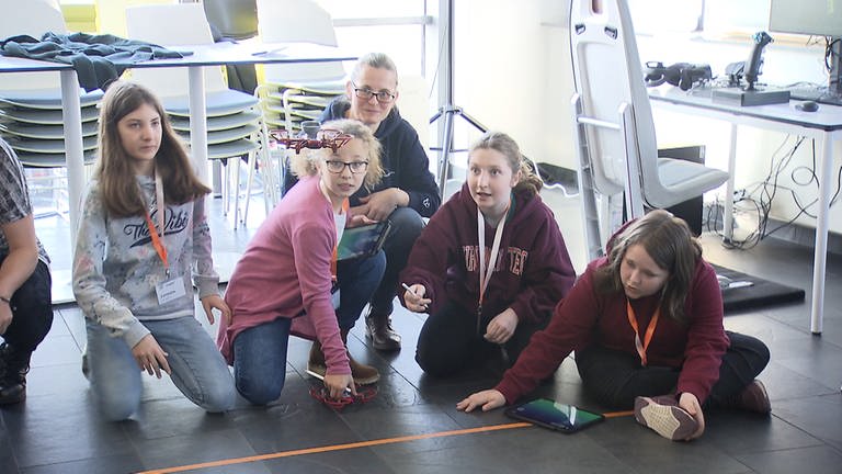 Mädchen beim Workshop der Auerbach Stiftung aus Bruchsal mit Volocopter (Foto: SWR, SWR/LauraBisch)