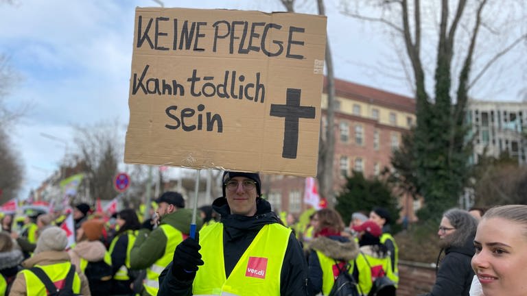 Beschäftigte von Kliniken und ÖPNV streiken in Karlsruhe (Foto: SWR, Rebekka Plies, Mathias Zurawski)
