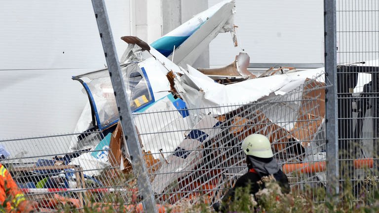 An der Fassade eines Baumarktes in Bruchsal liegen die Trümmer eines Kleinflugzeugs, das dort 2019 abgestürzt ist.  (Foto: picture-alliance / Reportdienste, Uli Deck)