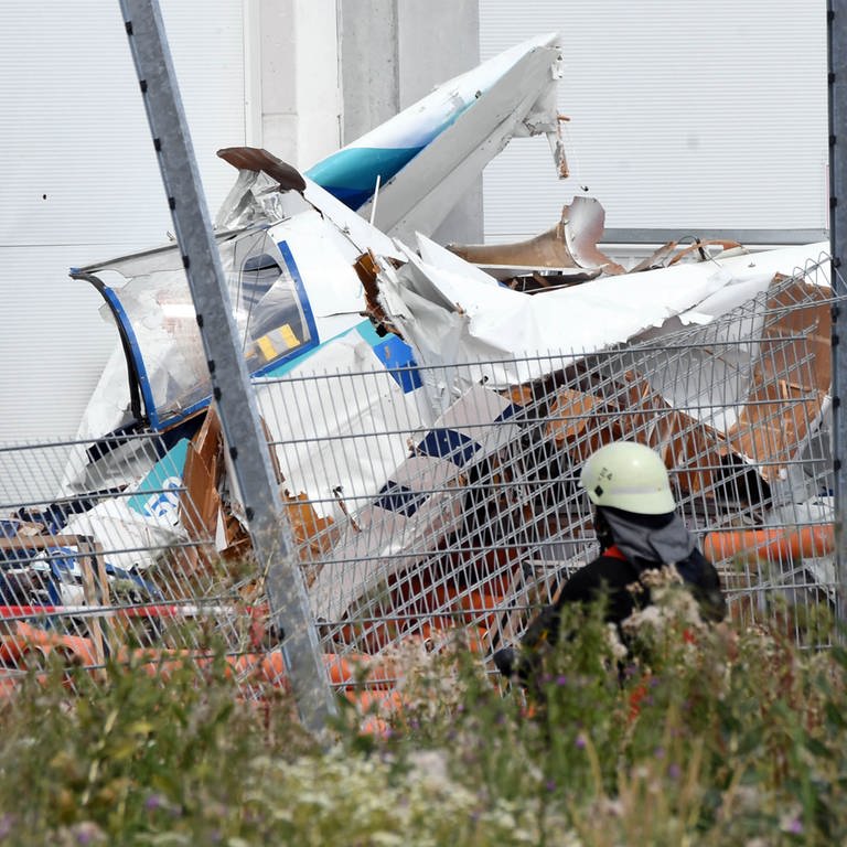 An der Fassade eines Baumarktes in Bruchsal liegen die Trümmer eines Kleinflugzeugs, das dort 2019 abgestürzt ist.  (Foto: picture-alliance / Reportdienste, Uli Deck)