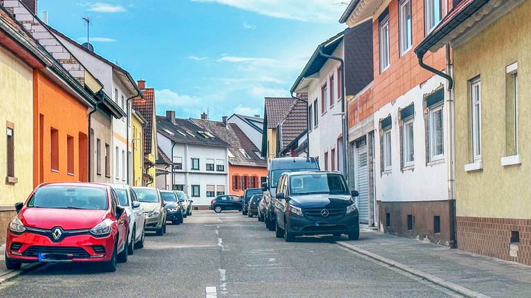 Eine Straße mit parkenden Autos in Philippsburg (Foto: Pressestelle, EinsatzReport24)
