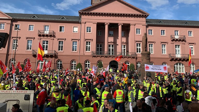 Große Menschenmenge mit ver.di-Streikwesten auf dem Marktplatz vor dem Karlsruhe Rathaus (Foto: SWR, Heiner Kunold)