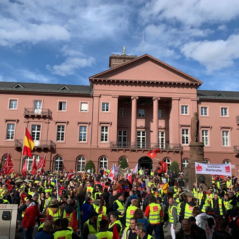 Große Menschenmenge mit ver.di-Streikwesten auf dem Marktplatz vor dem Karlsruhe Rathaus (Foto: SWR, Heiner Kunold)