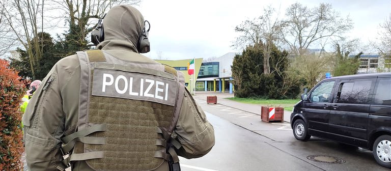 Polizist einer Sondereinheit steht vor dem Schulgebäude in Blankenloch (Foto: Pressestelle, Thomas Riedel )