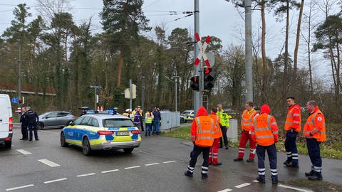 Polizeiautos sperren eine Straße in der Karlsruher Waldstadt (Foto: SWR, Tobias Zapp)