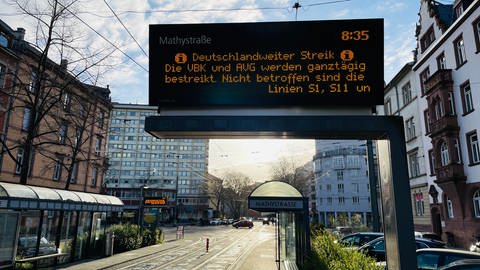 Hinweis auf Streik auf Anzeigetafel an Straßenbahnhaltestelle in Karlsruhe  (Foto: SWR, Matthias Stauss )