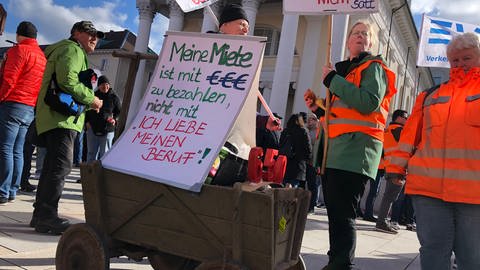 Streikende und Plakate auf einer Kundgebung am Montag in Karlsruhe  (Foto: SWR, Theresa Ehrl )
