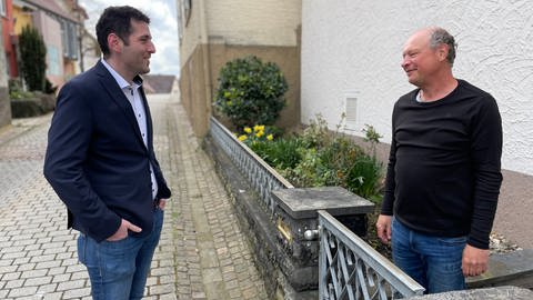 Der neue Bürgermeister von Ostelsheim spricht mit einem Bürger. (Foto: SWR, SWR/ Teo Jägersberg)