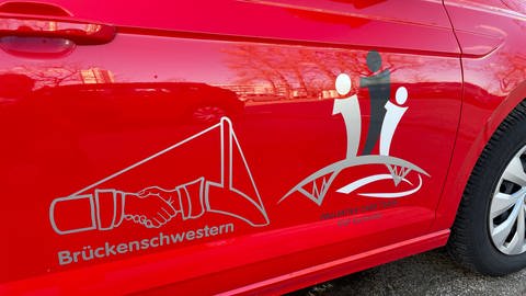 Das Logo der Brückenschwestern prangt auf jedem Auto (Foto: SWR)