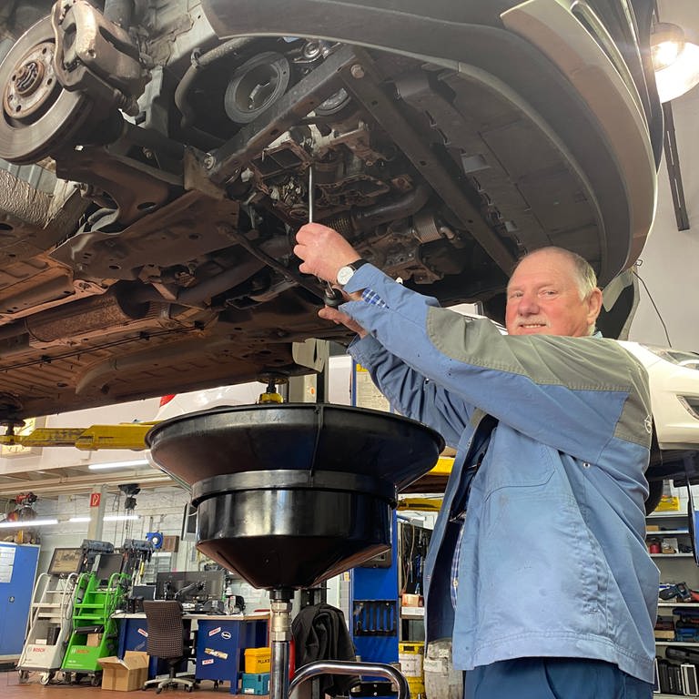 Roland Bloedt aus Pforzheim ist Renter und hilft als gelernter Kfz-Mechaniker in einer Auto-Werkstatt aus. (Foto: SWR, Peter Lauber)