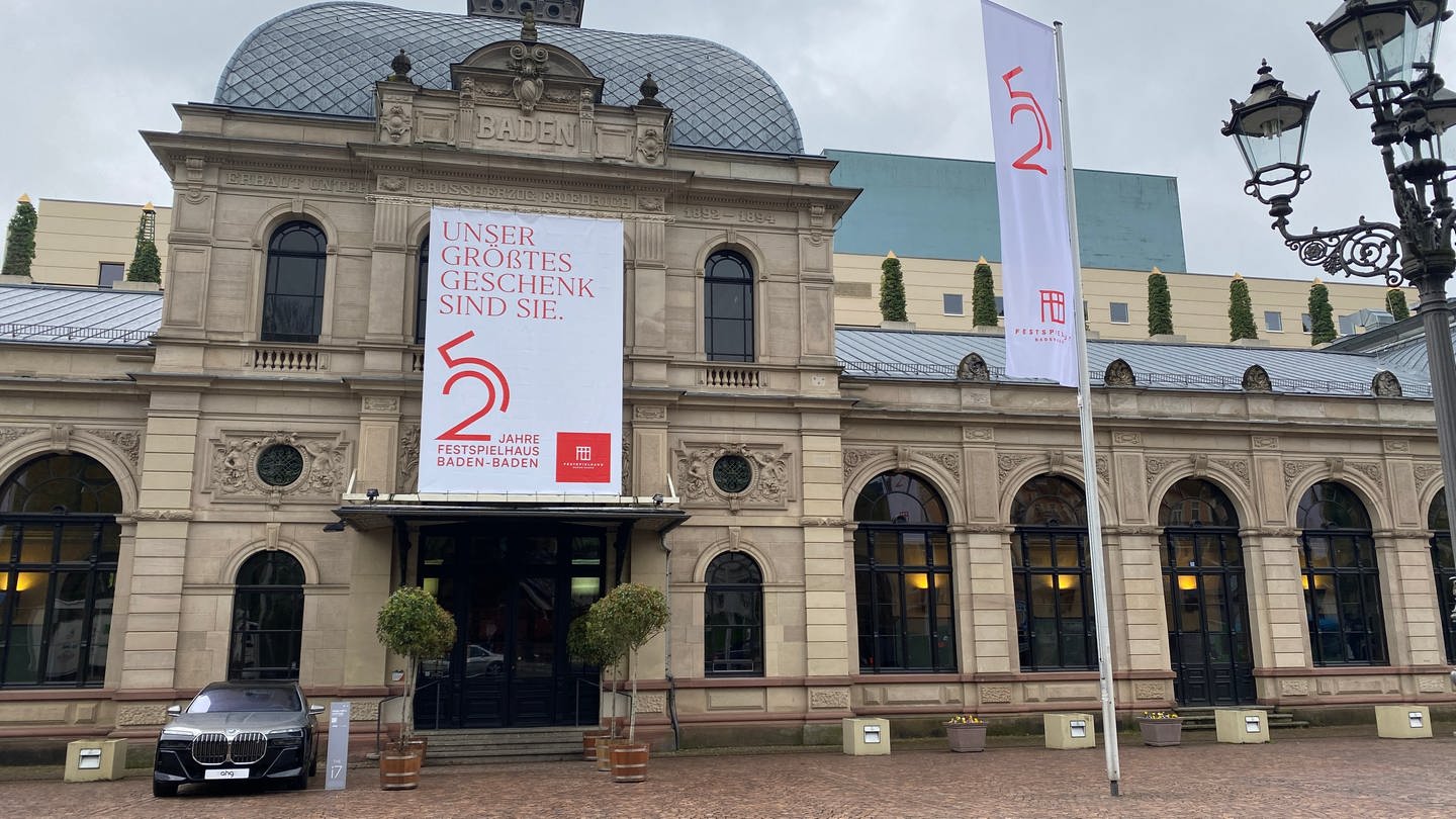 Blick auf die Vorderseite des Festspielhauses in Baden-Baden mit Beflaggung anlässlich des Jubiläums 25 Jahre Festspielhaus. (Foto: SWR, Johannes Stier)