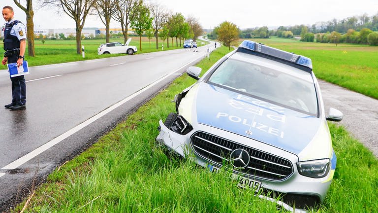 Ein Polizeiauto ist am Montag mit einem anderen Auto zusammengestoßen. (Foto: Waldemar Gress / EinsatzReport24)