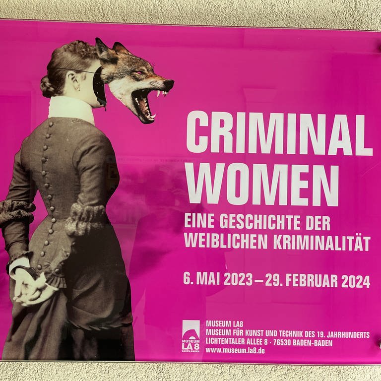 Plakat zur Ausstellung "Criminal Women" im LA8 in Baden-Baden. Es zeigt auf magentafarbenem Grund eine Frau in einem Kostüm der Jahrhundertwende mit einem Wolfskopf (Foto: SWR)