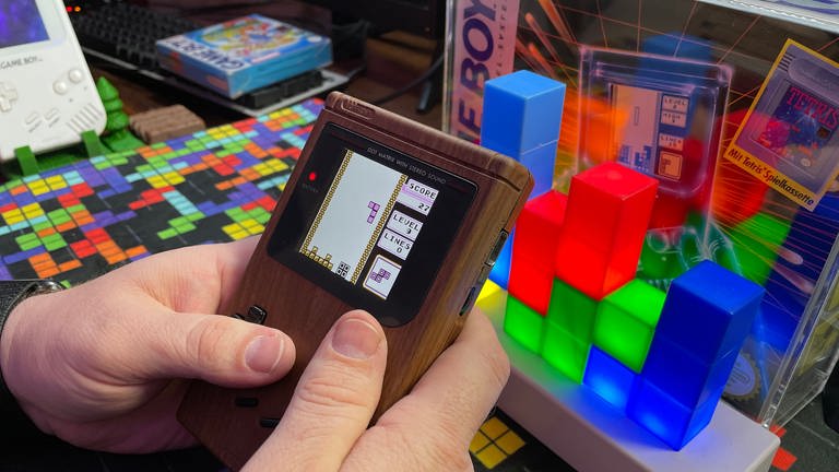 Christian Haupt aus Bietigheim (Baden) will den Guinness-Weltrekord mit Tetris auf dem GameBoy holen. (Foto: SWR)