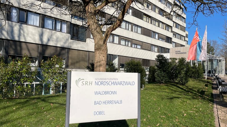 Die Reha-Klinik in Waldbronn gehört zu den SRH Gesundheitszentren. Gebäude der Klinik mit Schild und Namen. (Foto: SWR)