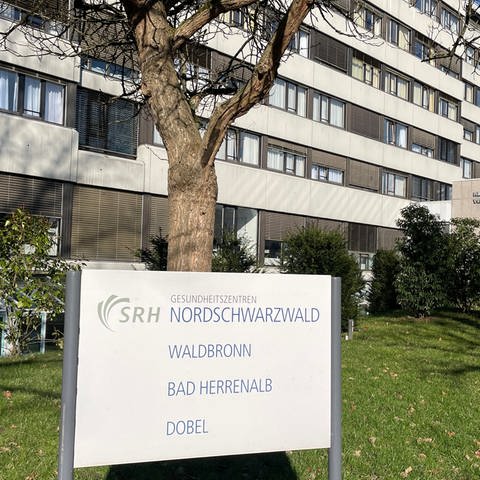 Die Reha-Klinik in Waldbronn gehört zu den SRH Gesundheitszentren. Gebäude der Klinik mit Schild und Namen. (Foto: SWR)