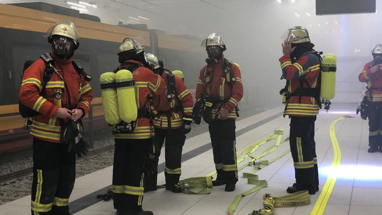 Feuerwehrleute im verrauchten Karlsruher Straßenbahntunnel.  (Foto: Pressestelle, KASIG, Achim Winkel)