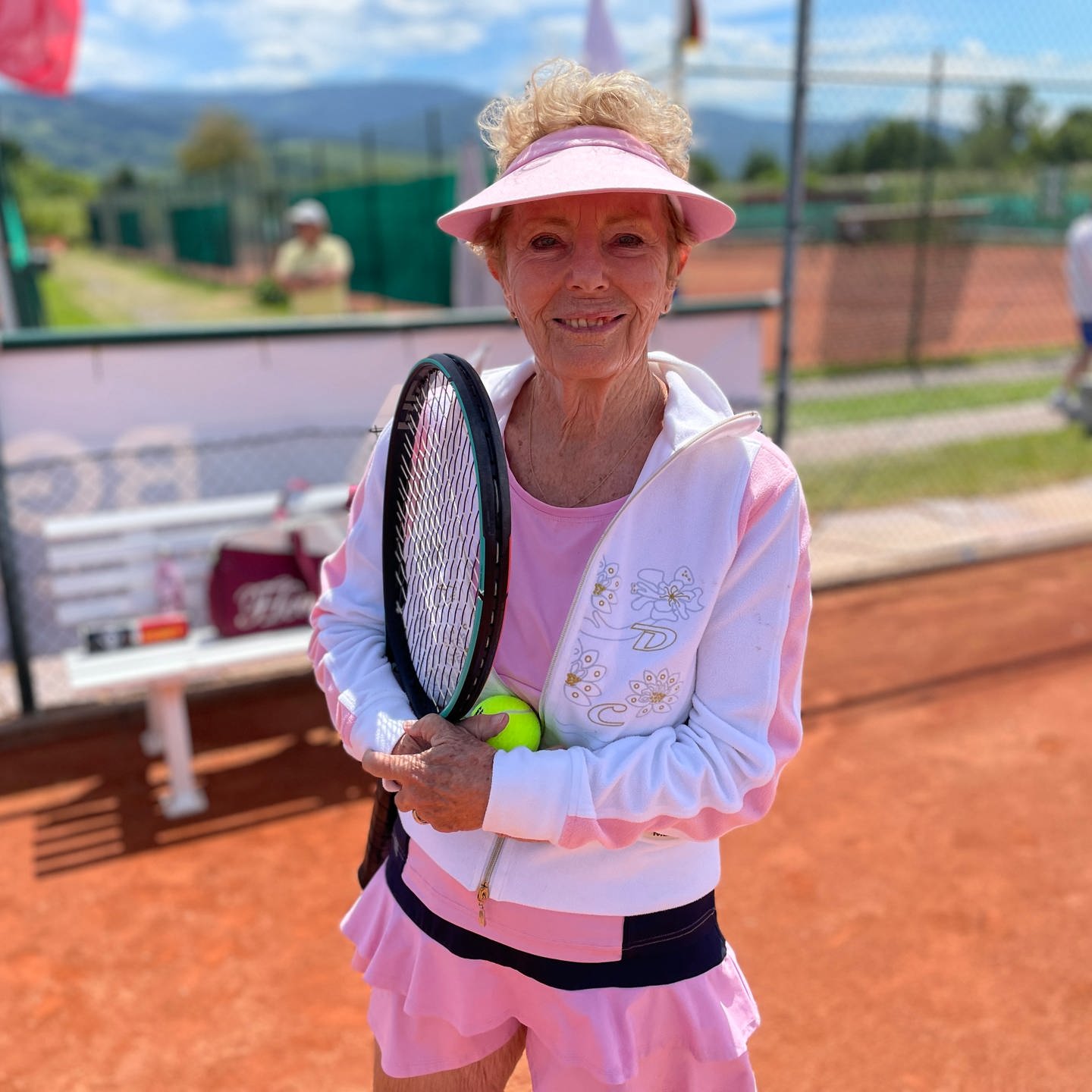 Heide Orth 80-jährige Tennisspielerin aus Ettlingen ist Weltklasse