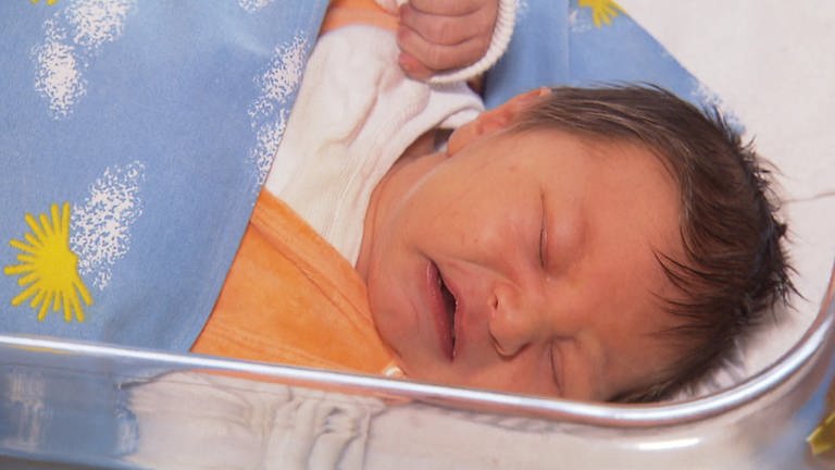 EIn schreiendes Neugeborenes im Mutter-Kind-Zentrum in Baden-Baden. (Foto: SWR)