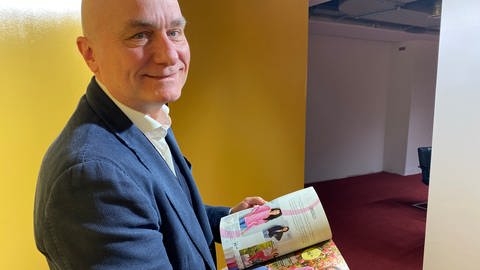 Klingel-Geschäftsführer Sven Axel Groos mit dem aktuellen Katalog des Versandhauses (Foto: SWR, Peter Lauber)