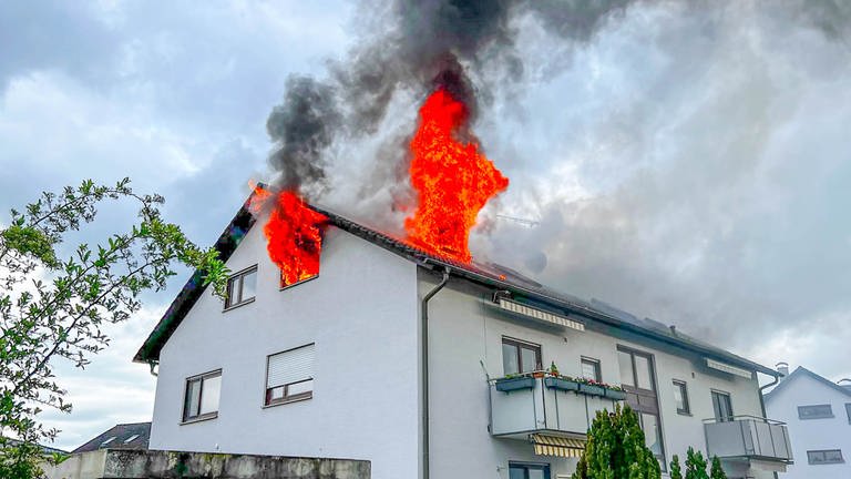 Bei einem Brand in Linkenheim Hochstetten ist ein Bewohner verletzt worden, außerdem starben zwei Katzen. (Foto: Fabian Geier / EinsatzReport24)