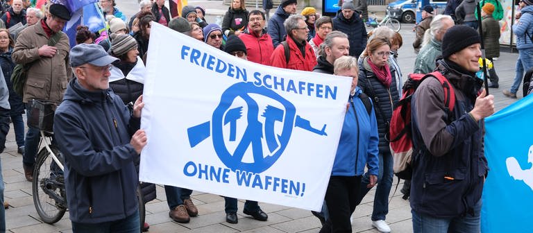 Demonstration für Frieden - mit einem Banner: Frieden schaffen, ohne Waffen - Tag der Kriegsdienstverweigerung (Foto: picture-alliance / Reportdienste, picture alliance/dpa | Sebastian Gollnow)