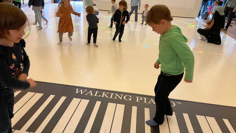 Kinder spielen auf dem "Walking Piano" in der Musikwelt Toccarion in Baden-Baden (Foto: SWR)