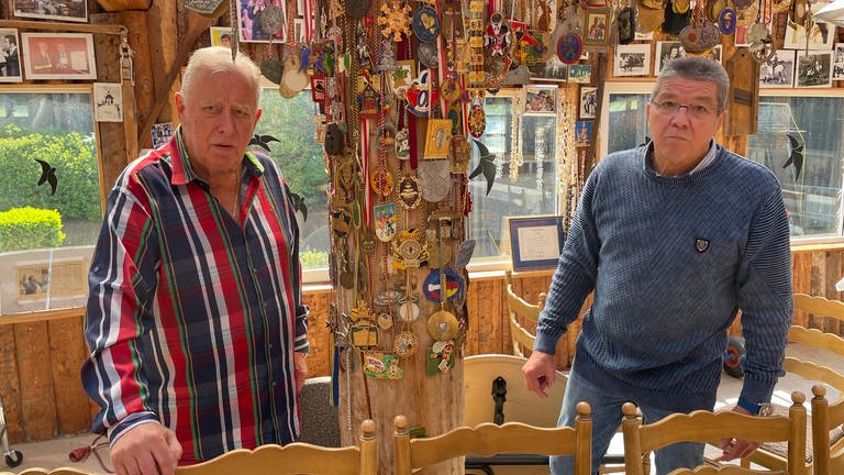 Frank Füchtenschnieder und Wolfgang Enderle sammeln in einer Galerie die Andenken an Tony Marshall (Foto: SWR)