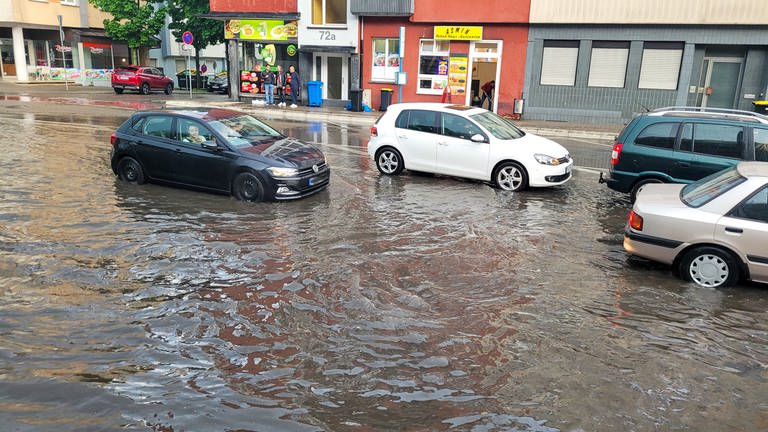 EinsatzReport24 (Foto: Pressestelle, Überschwemmte Straßen in Pforzheim nach Starkregen)