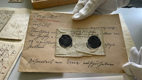 Sammler findet Dokumente auf dem Schrottplatz (Foto: SWR, Ein altes Dokument mit verschnörkelter Schrift auf vergilbtem Papier imt zwei Siegel)