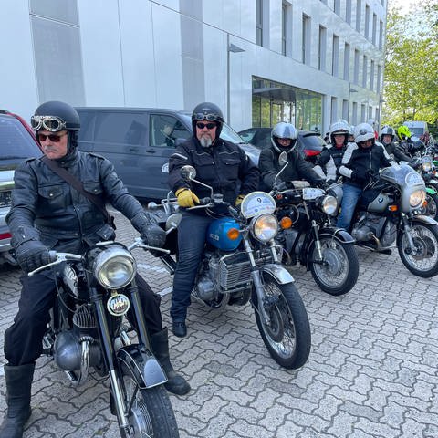 Teilnehmer und Teilnehmerinnen der Rallye ADAC classic meet Nordbaden mit ihren klassischen Motorrädern in Karlsruhe  (Foto: SWR, Teo Jägersberg )