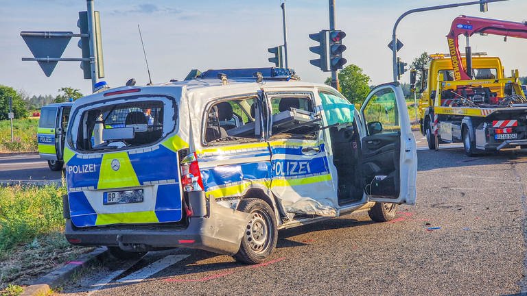 Ein Streifenwagen der Bundespolizei ist am Freitagabend mit einem weiteren Auto auf einer Kreuzung kollidiert.  (Foto: Aaron Klewer / EinsatzReport24)