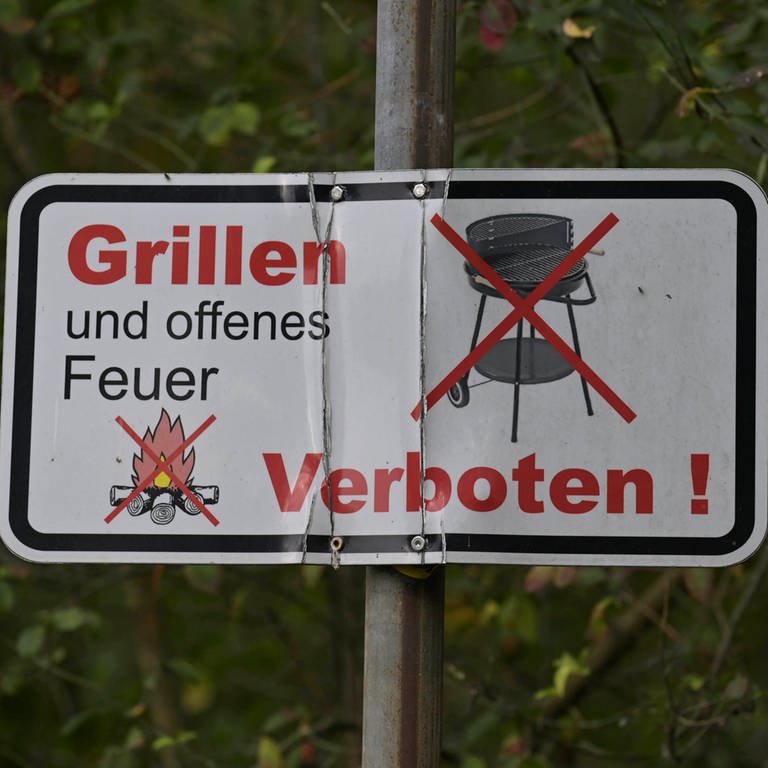 Schild "Grillen verboten" (Foto: IMAGO, HEN-FOTO)