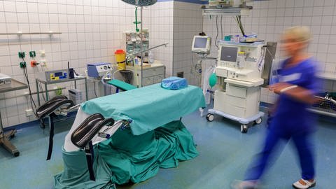 Operations-Saal mit ÄrztinPflegerin (Foto: picture-alliance / Reportdienste, picture alliance/dpa | Jan Woitas)