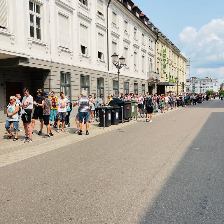 Fans warten vor dem Fanshop bis zum Marktplatz (Foto: SWR, Matthias Stauss)