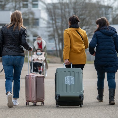 Drei Frauen, die wegen des Krieges nach Deutschland geflüchtet sind, ziehen ihre Koffer hinter sich her. (Foto: dpa Bildfunk, picture alliance/dpa | Stefan Puchner)