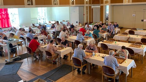 Das Bad Herrenalber Kurhaus in dem viele Schachspieler gerade ein Blitzschachturnier spielen. (Foto: SWR, Markus Volk)