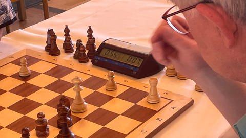 Ein Schachspiel mit einer Schachuhr während eines Blitzschachspiels (Foto: SWR, Markus Volk)