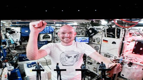 Die Elektro-Band Kraftwerk gibt ein Konzert auf dem Schlossplatz in Stuttgart. Als prominenter Gast hatte sich ISS-Astronaut Alexander Gerst zu dem Auftritt zuschalten lassen.  (Foto: dpa Bildfunk, picture alliance/dpa | Reiner Pfisterer)
