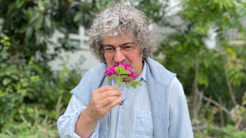 Parfumeur Roland Tentunian arbeitet in seinem Duft-Labor in Karlsruhe und riecht an einer Blume (Foto: SWR)