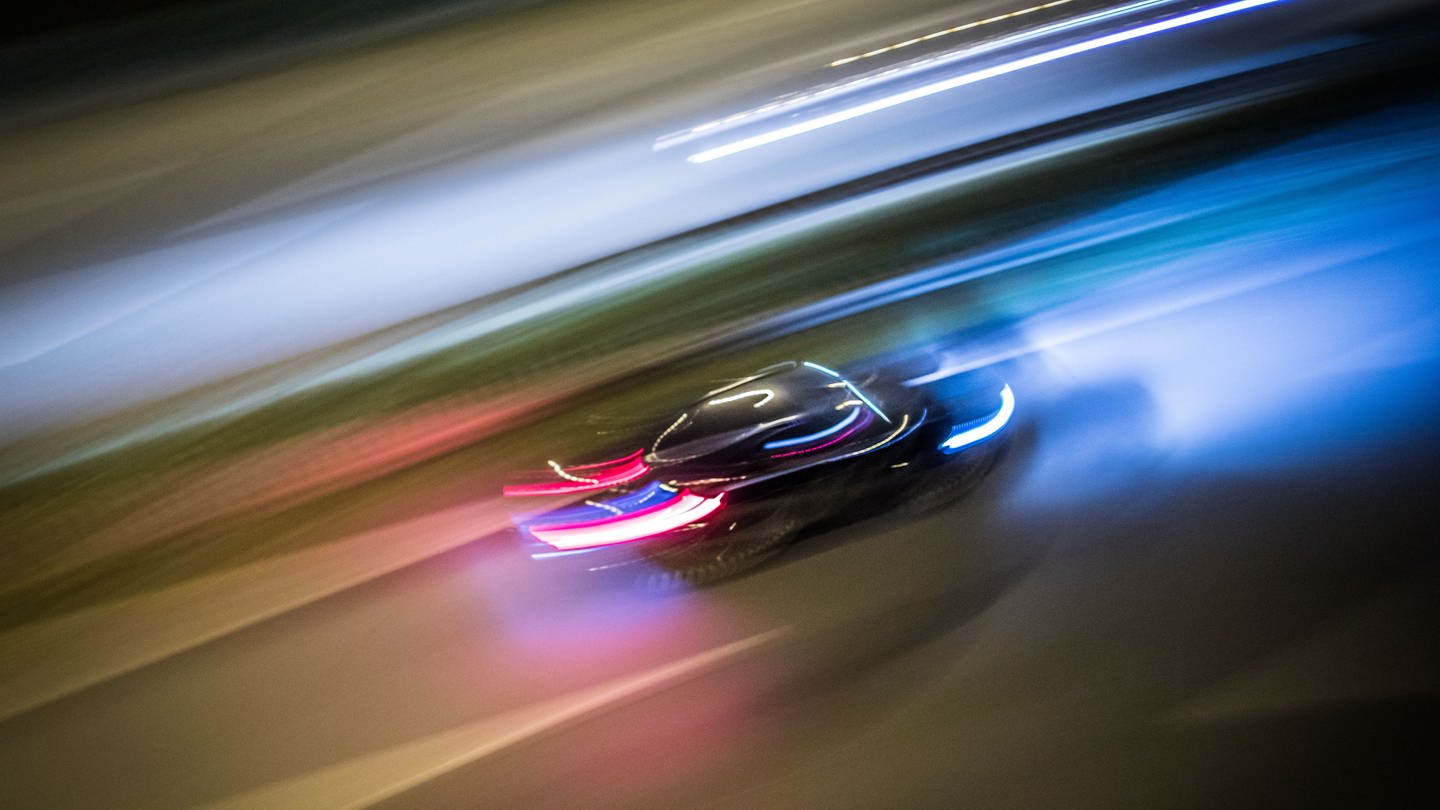 schnellfahrendes Auto auf Autobahn bei einer Verfolgungsjagd (Foto: dpa Bildfunk, Frank Rumpenhorst)